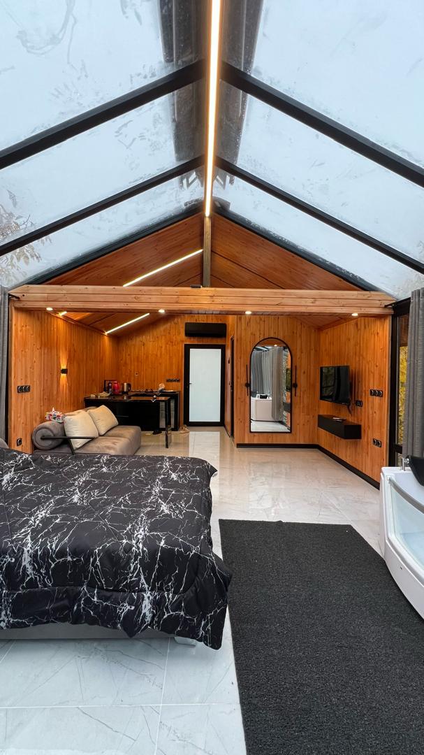 کلبه شیشه ایی